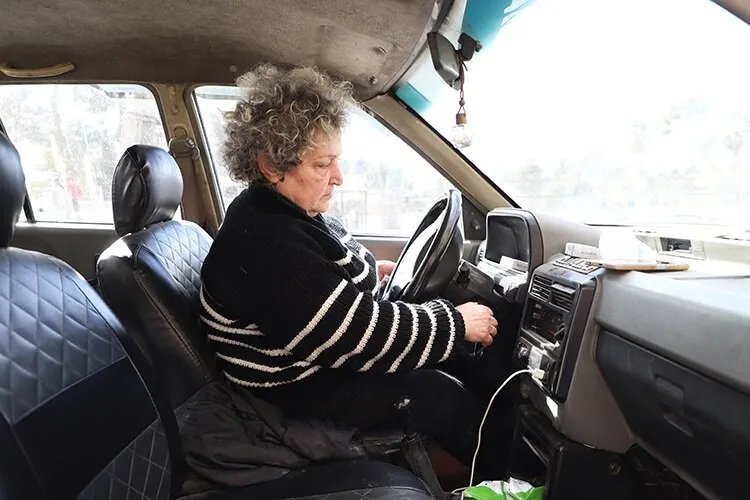 مريم فضول: حلبية ستينية تقود سيارة أجرة وتتحدى عقبات الحياة