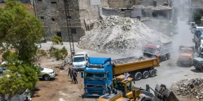 حلب تنفض غبار الحرب: مشروع ضخم لإزالة الأنقاض من 16 حياً تمهيداً لعودة الأهالي
