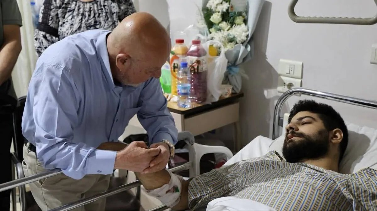 وزير الاقتصاد يتفقد مصابي تفجير الدويلعة الإرهابي ويؤكد على دعم الضحايا