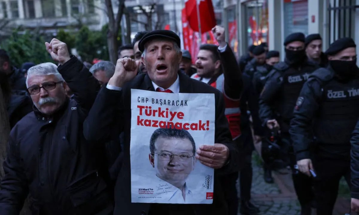 محاكمة إمام أوغلو: أبرز منافسي أردوغان يواجه الاتهامات في أول ظهور قضائي