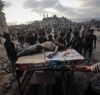 غزة تحت القصف: مجازر مستمرة تطال منتظري المساعدات والنازحين وتوقع 44 شهيداً