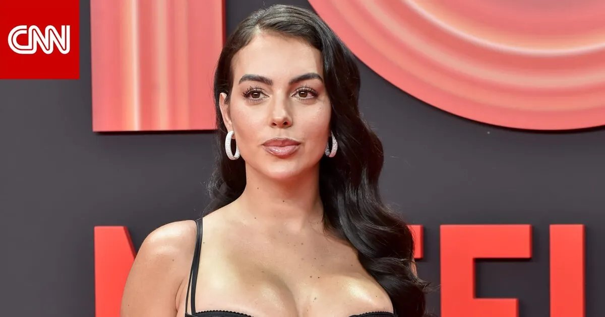 فساتين سوداء ضيقة بقصّات متنوعة: إطلالات جذابة لـ 7 نجمات