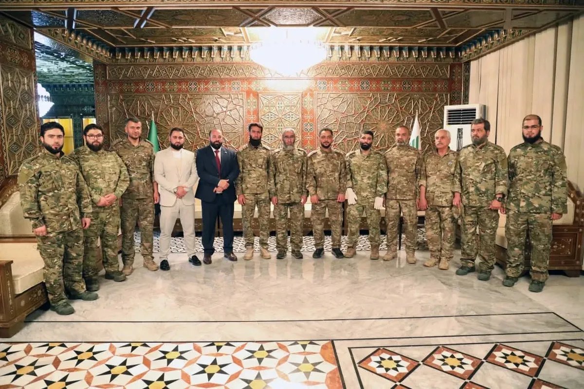 استقبال حافل لجرحى الدفاع العائدين من الحج في مطار دمشق بمنحة رئاسية