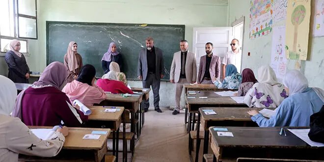 محافظ درعا يتفقد امتحانات التعليم الأساسي في خربة غزالة ويؤكد على توفير الدعم