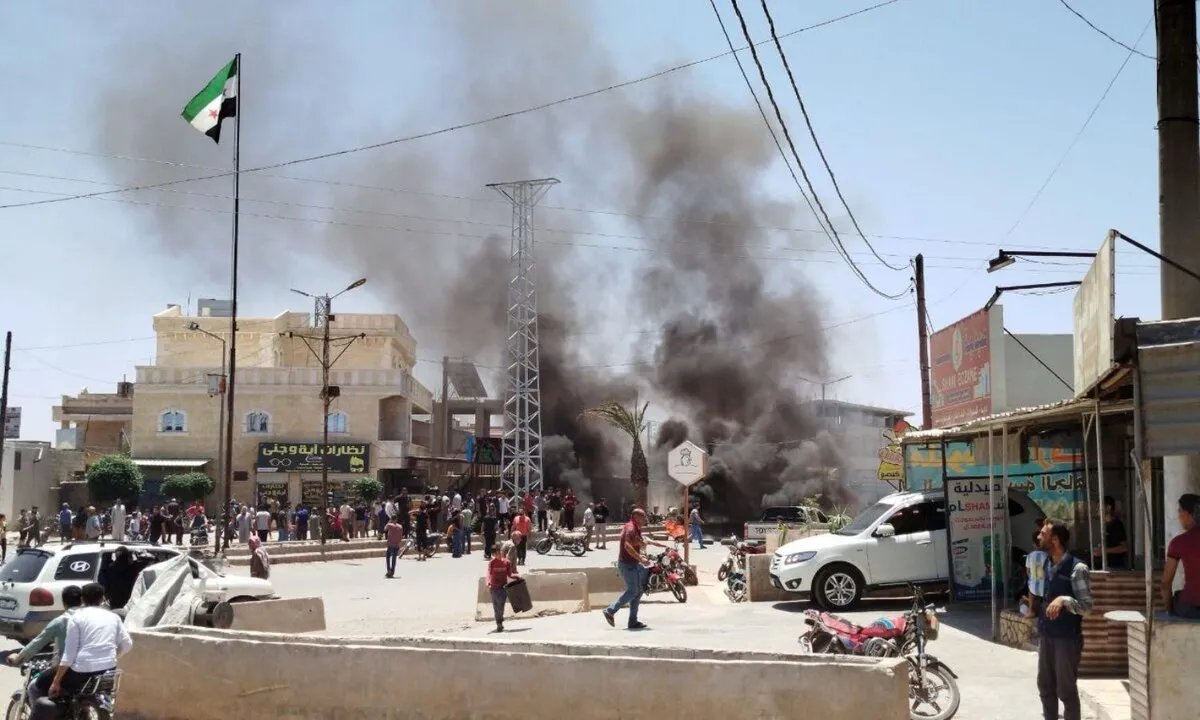 غضب في اعزاز: احتجاجات واسعة بسبب انقطاع الكهرباء المفاجئ عن المخيمات