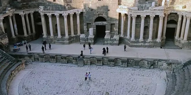 وفد سياحي عالمي يستكشف كنوز بصرى الشام الأثرية ويدعو لدعم السياحة السورية