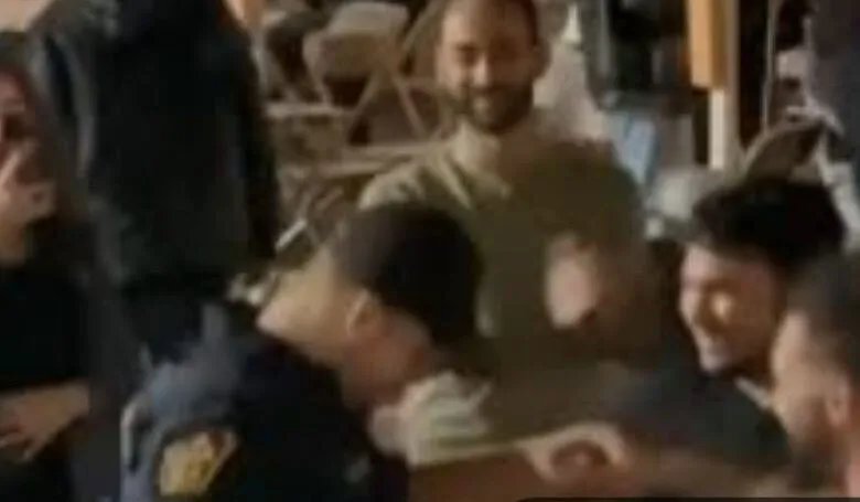 احتفاءً بالتراث السوري: الجالية السورية في بنسلفانيا ترفع ضابطاً أمريكياً على الأكتاف