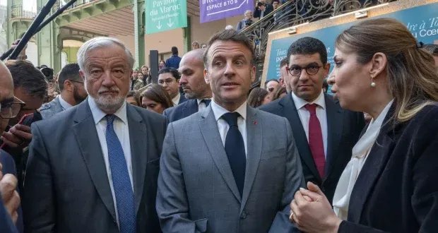 ماكرون يشيد بالعلاقات المغربية الفرنسية خلال زيارته جناح المغرب في معرض باريس للكتاب