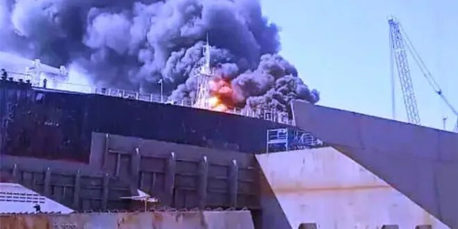 مصرع وإصابة فنيين في حريق بناقلة نفط في إندونيسيا