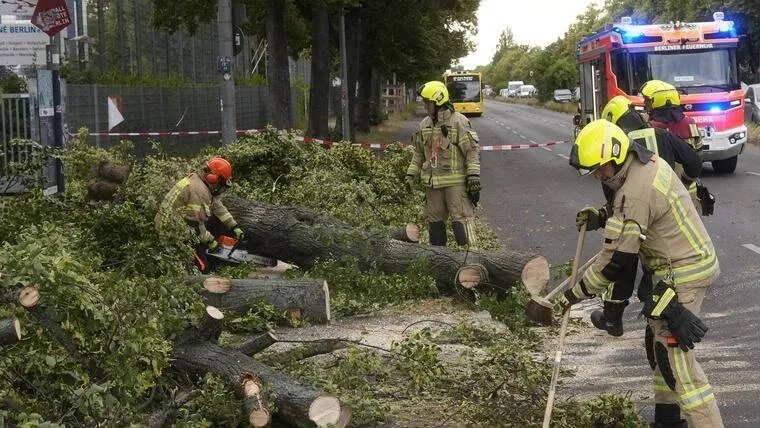 برلين تحت وطأة العواصف: وفاة وإصابات وشلل في حركة النقل وأكثر من 400 تدخل للإطفاء