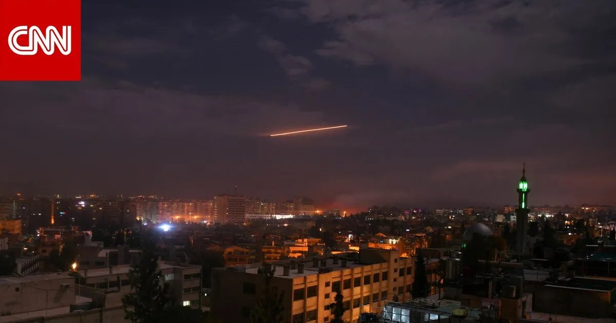 غارات إسرائيلية مكثفة على سوريا: عشرات الإصابات بين المدنيين والعسكريين وتدمير مواقع استراتيجية