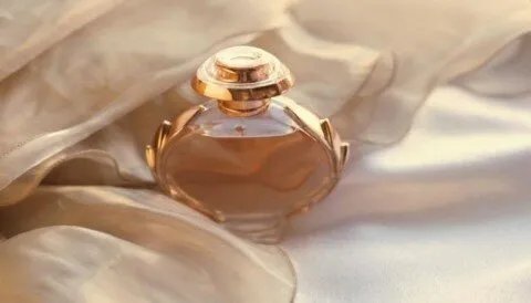 عطور نسائية فاخرة تعكس جمال الأنوثة المعاصرة لجميع الأعمار