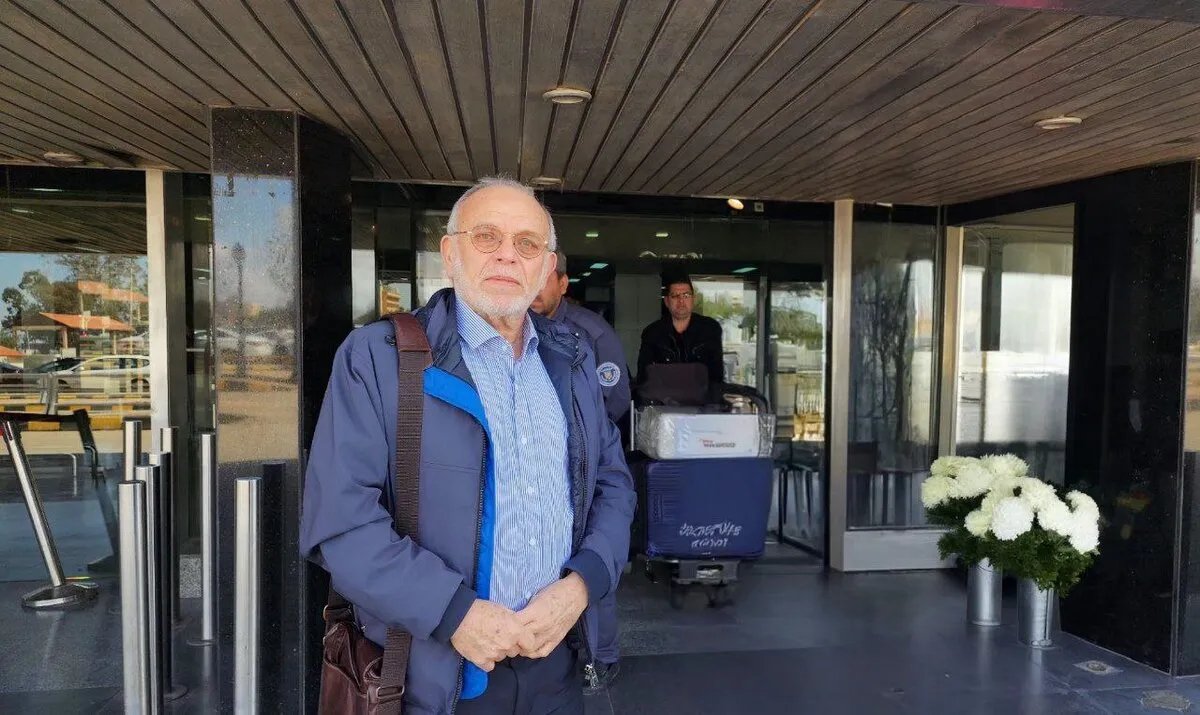 طبيب سوري يعود إلى وطنه بعد نصف قرن ليحقق حلمه في علاج أبناء بلده