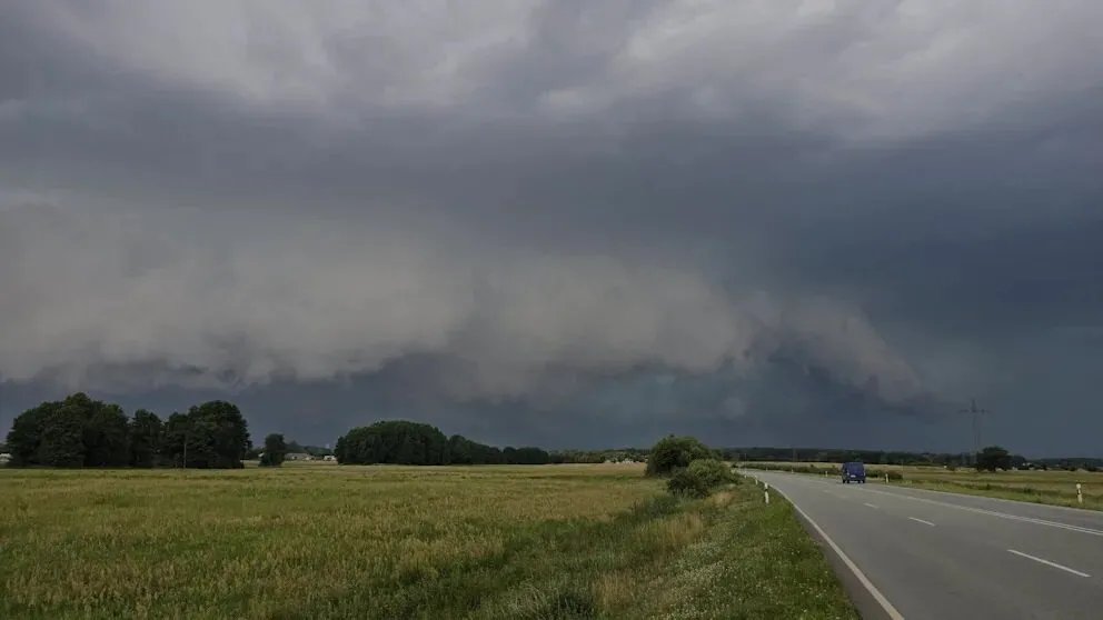 ألمانيا تحت وطأة العواصف: اضطراب في حركة القطارات وأضرار واسعة النطاق