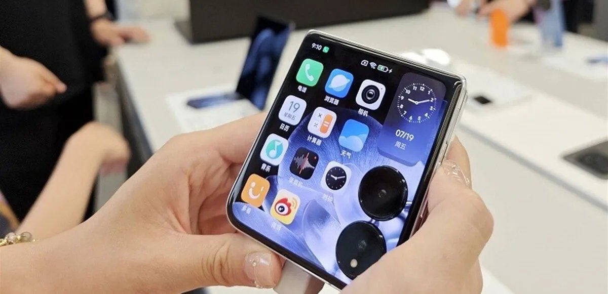 شاومي تتحدى سامسونغ وموتورولا بهاتفها القابل للطي الجديد: كل ما تريد معرفته عن Xiaomi Mix Flip 2