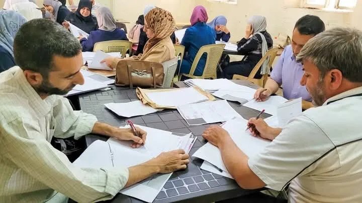 في حماة: أجواء مريحة تضمن دقة تصحيح أوراق شهادة التعليم الأساسي