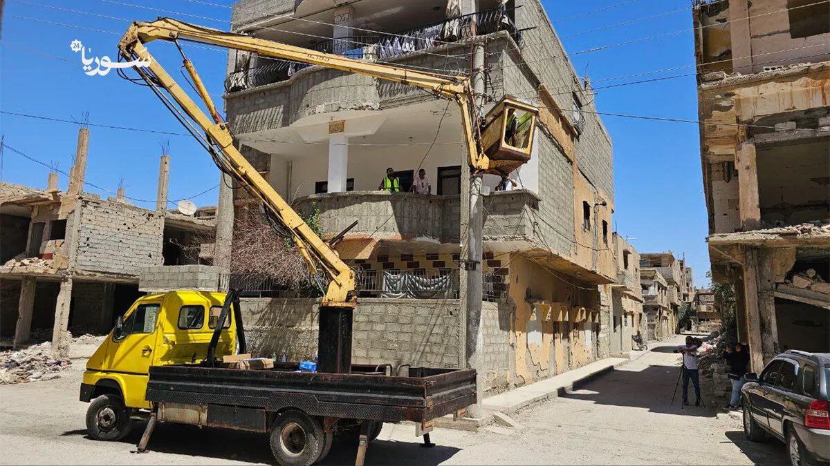 بجهود ذاتية: حملة "سراج" تنير أحياء دير الزور المنكوبة وتزرع الأمل