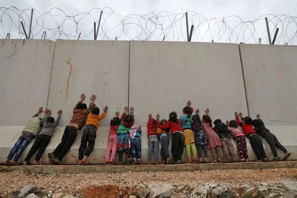 تركيا: أحكام بالسجن المؤبد على عسكريين أدينوا بقتل مهاجرين سوريين وتعذيبهم على الحدود