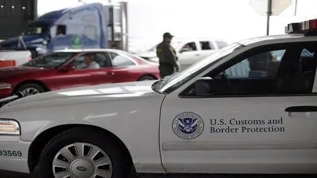 ترحيل مصري سبعيني من أمريكا بعد الاعتداء على كلب جمارك في مطار دوليس