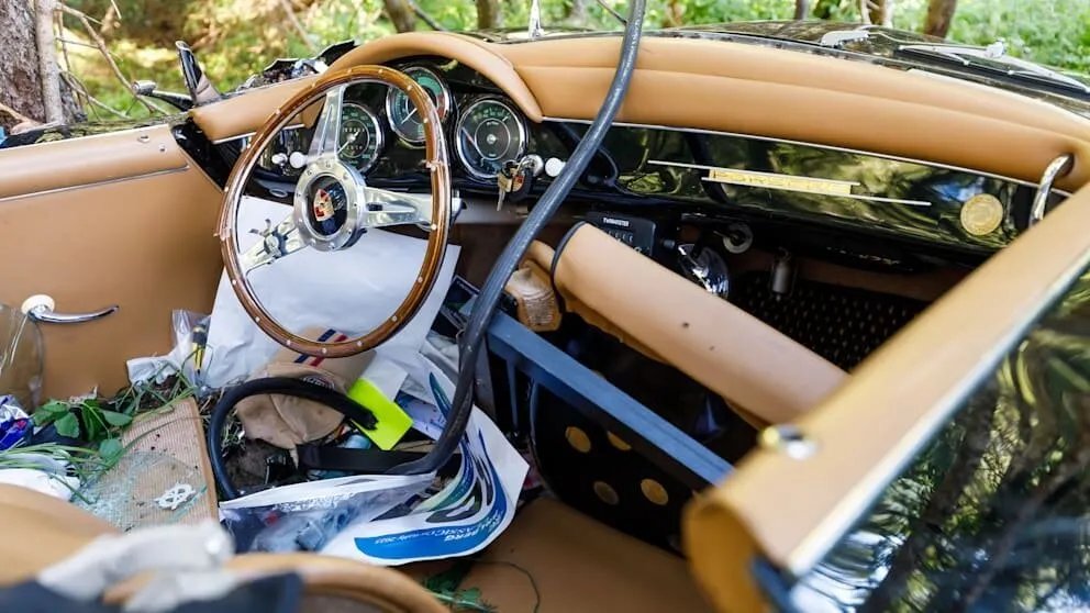 حادث مروع في سباق سيارات كلاسيكية بالنمسا: سقوط سيارة بورشه بنصف مليون يورو وإصابة سائق ألماني ومرافقته