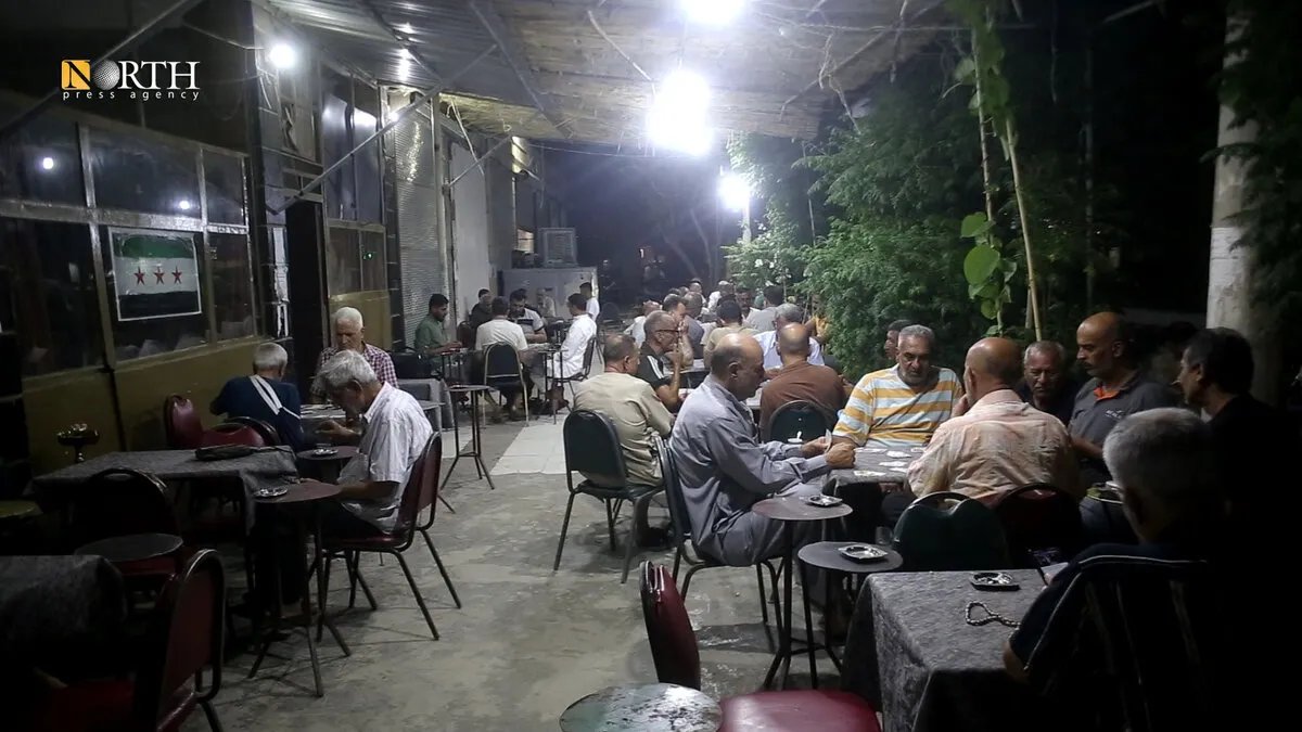 المقاهي الشعبية في دير الزور: ملاذ اجتماعي وذاكرة المدينة الحية في وجه الحرب