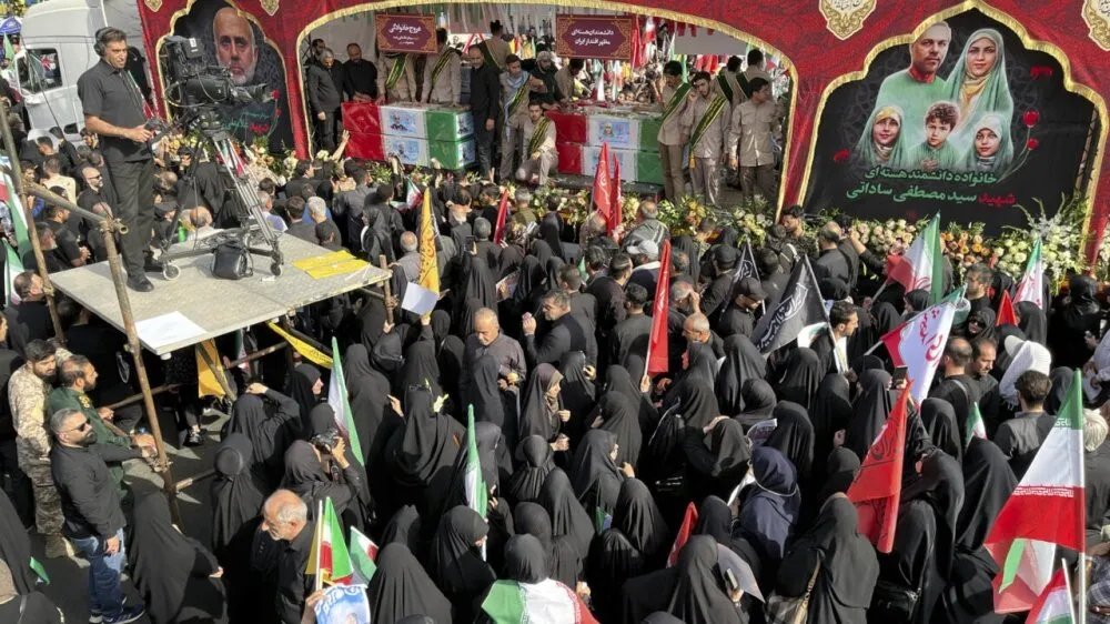 طهران تودع قتلى الغارات الإسرائيلية بمراسم تشييع مهيبة