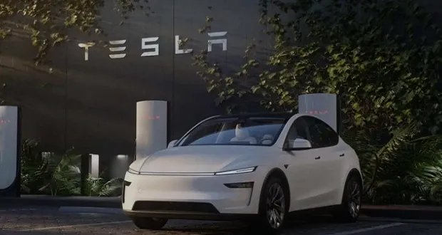 إيلون ماسك يكشف: تسلا تسلم أول سيارة ذاتية القيادة من المصنع إلى منزل العميل