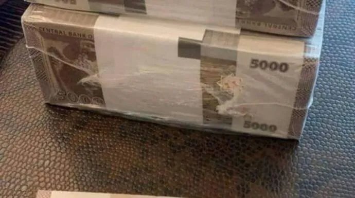 خبير اقتصادي ينتقد سياسة التعويم المدار لليرة ويحذر من خسائر مالية