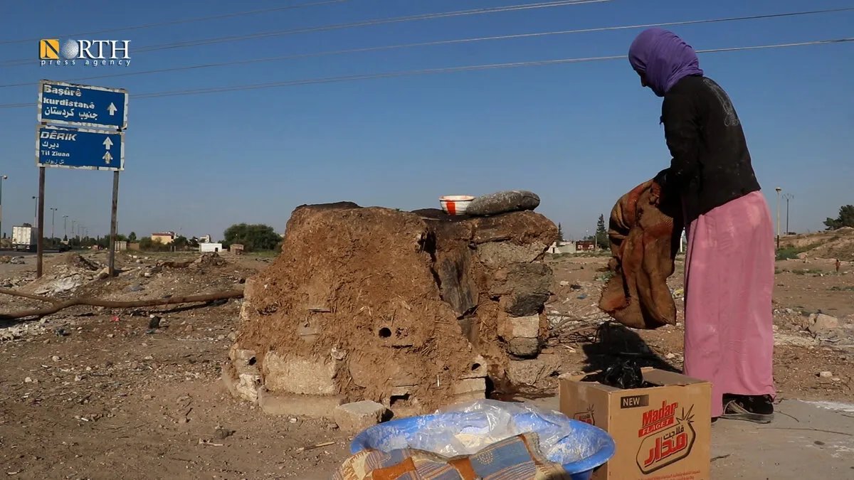 من قلب المعاناة إلى لقمة العيش: قصة أم من القامشلي تتحدى الفقر بصناعة خبز التنور