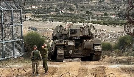 الجيش الإسرائيلي يقتاد معتقلين من جنوب سوريا للتحقيق مدعياً وجود مخازن أسلحة ورفع حالة التأهب