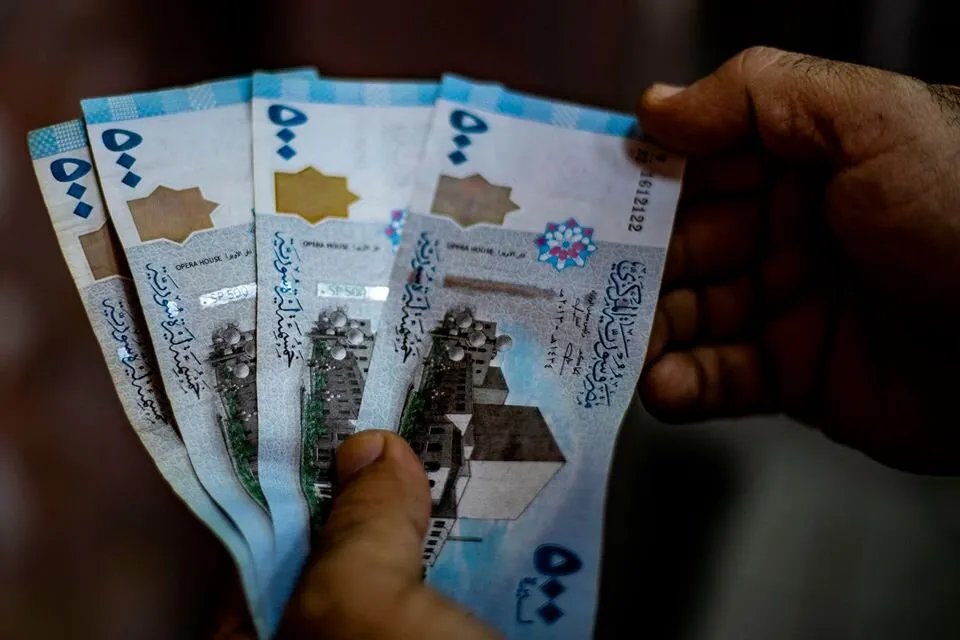 الليرة السورية تهوي: الدولار يقفز في السوق السوداء إلى مستويات قياسية