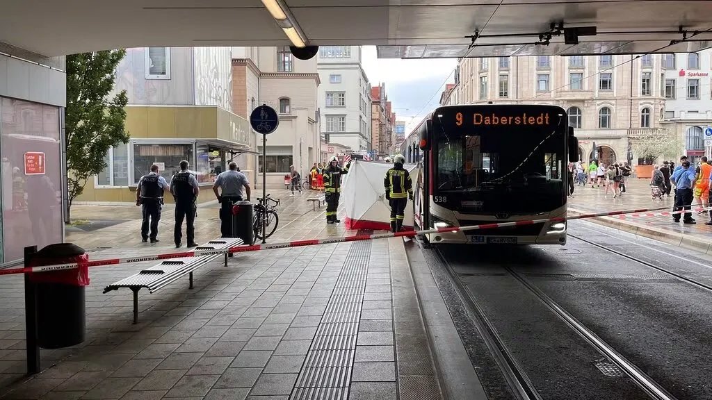 مأساة في إرفورت: حافلة نقل عام تودي بحياة طفل يبلغ من العمر 13 عامًا