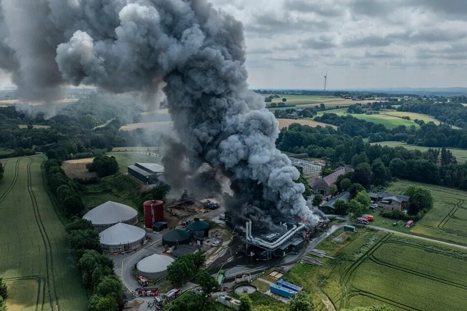 حريق هائل في ألمانيا يهدد محطة غاز حيوي بعد اندلاع النيران في مصنع بطاطا