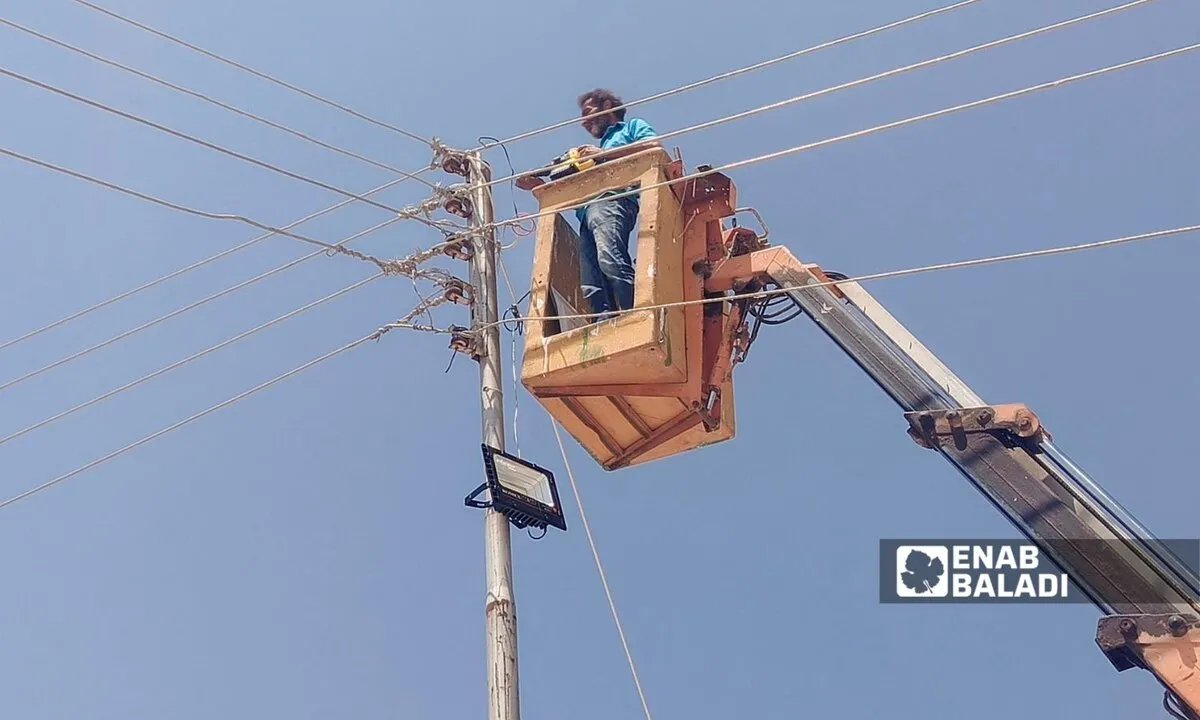 درعا البلد تستعيد الحياة: إنارة بالطاقة الشمسية تحد من السرقة وتحسن حركة السكان