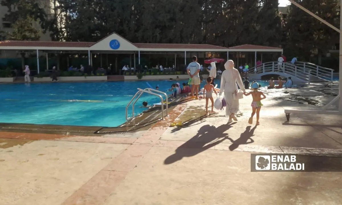 هروبًا من حرارة الصيف: سكان دمشق يفضلون المسابح والمزارع رغم التحديات الاقتصادية