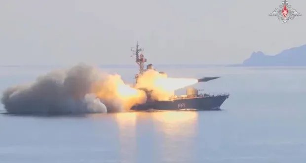مناورات بحرية روسية مكثفة في بحر اليابان: محاكاة لقصف أهداف معادية