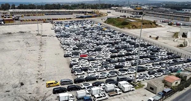 وزارة الاقتصاد والصناعة توضح أسباب حظر استيراد السيارات المستعملة وتحدد الاستثناءات