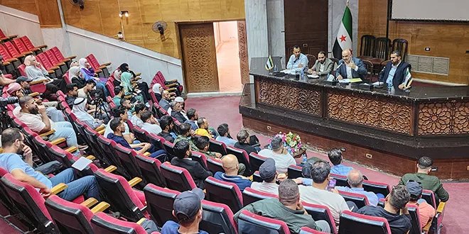 محافظ دير الزور يشدد على دور الإعلام في بناء سوريا الجديدة ويكشف خطط المحافظة