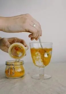 الكركم والماء: أسرار الجمال الذهبية لبشرة متألقة وشعر صحي هذا الصيف