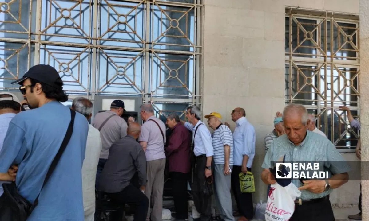 معاناة متقاعدي إدلب تتفاقم: صعوبات في قبض المستحقات وتحديات جمة