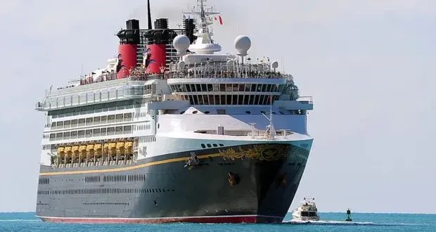 بطولة أب: قفزة جريئة لإنقاذ ابنته من سفينة "ديزني"