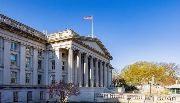 الخزانة الأمريكية ترفع العقوبات عن مئات الأفراد والكيانات السورية: خطوة نحو إعادة الإعمار؟