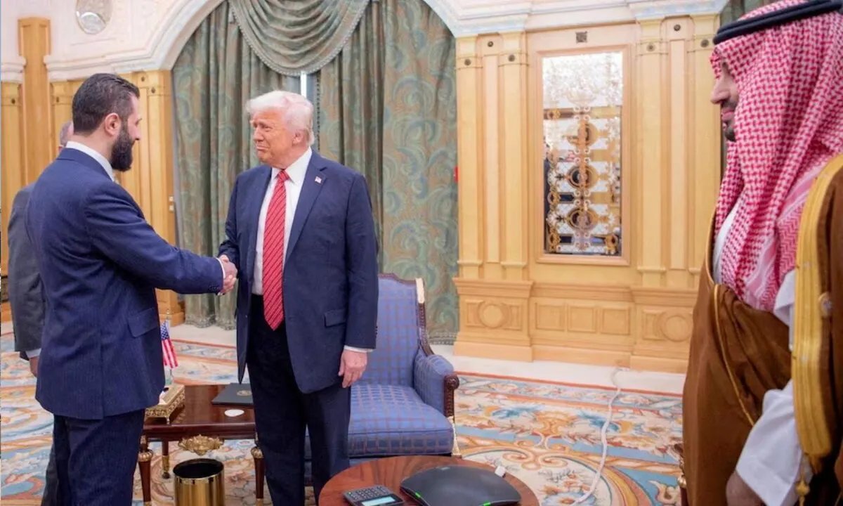 ترامب يوقع أمرًا برفع العقوبات عن سوريا: هل تفتح هذه الخطوة صفحة جديدة للبلاد؟