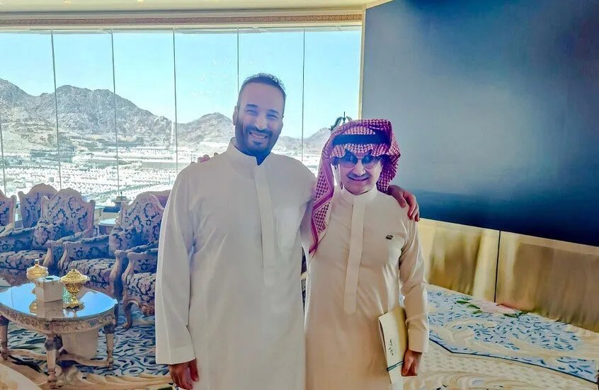 الوليد بن طلال يهدي فوز الهلال التاريخي على مانشستر سيتي لولي العهد