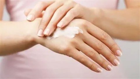 وداعاً للجفاف: دليلك الشامل للحصول على يدين ناعمتين ورطبة في جميع الفصول