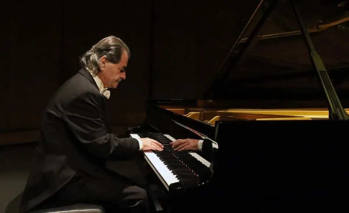 غزوان الزركلي يقدم أمسية موسيقية مؤثرة في دار الأوبرا إهداءً لشهداء الثورة السورية