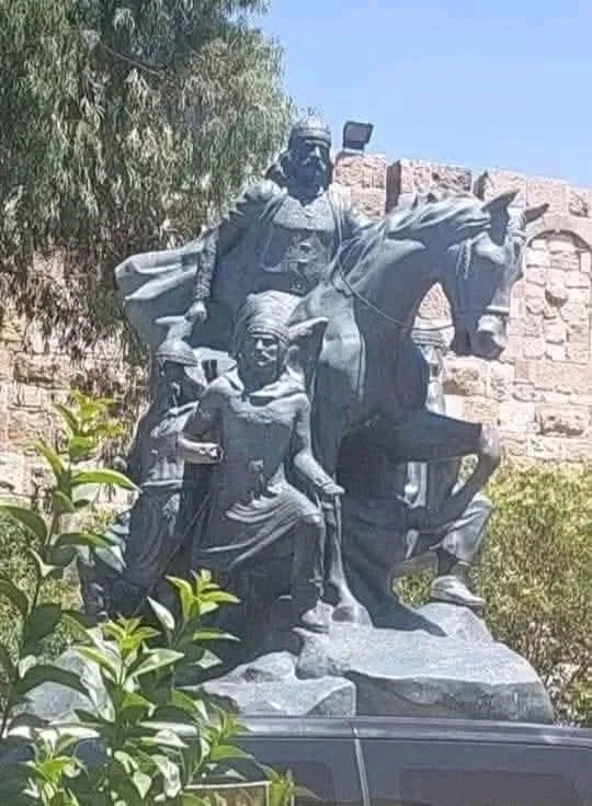 حقيقة اختفاء سيف صلاح الدين الأيوبي من تمثاله في دمشق: القصة الكاملة