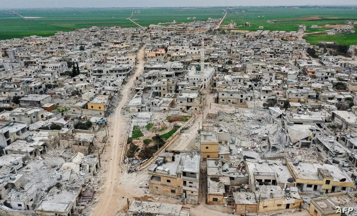 رعب في إدلب: العثور على أفعى عملاقة بين أنقاض المنازل المهدمة يثير الذعر