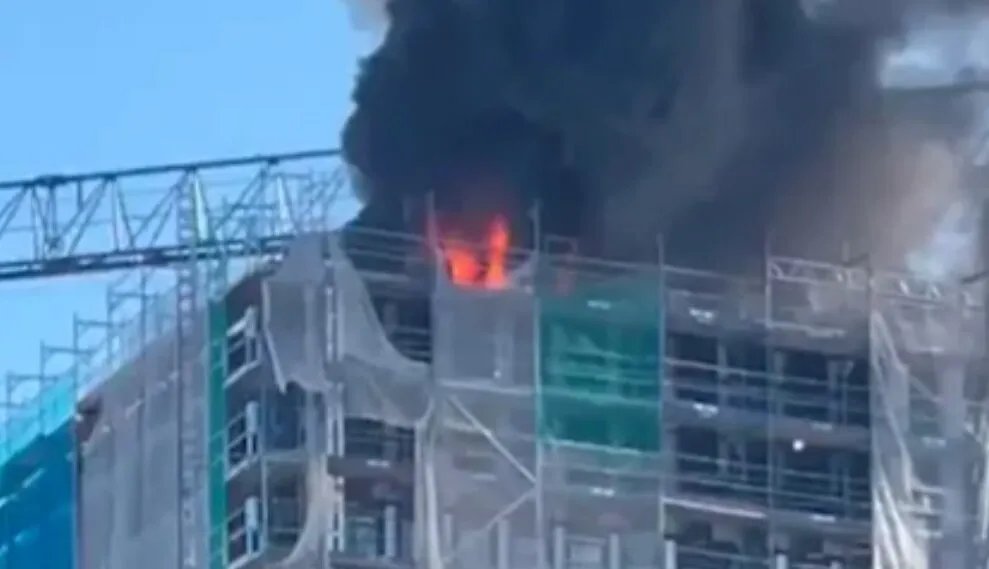 برلين تحت الدخان: حريق ضخم وانفجارات تهز ناطحة سحاب قيد الإنشاء