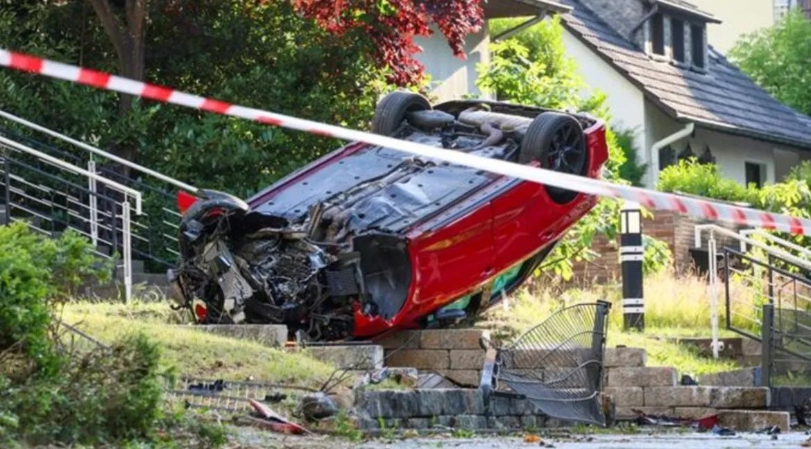 حادث مروع في زولينغن: شاب يفقد السيطرة على سيارة رياضية بقوة 400 حصان ويصيب ثلاثة